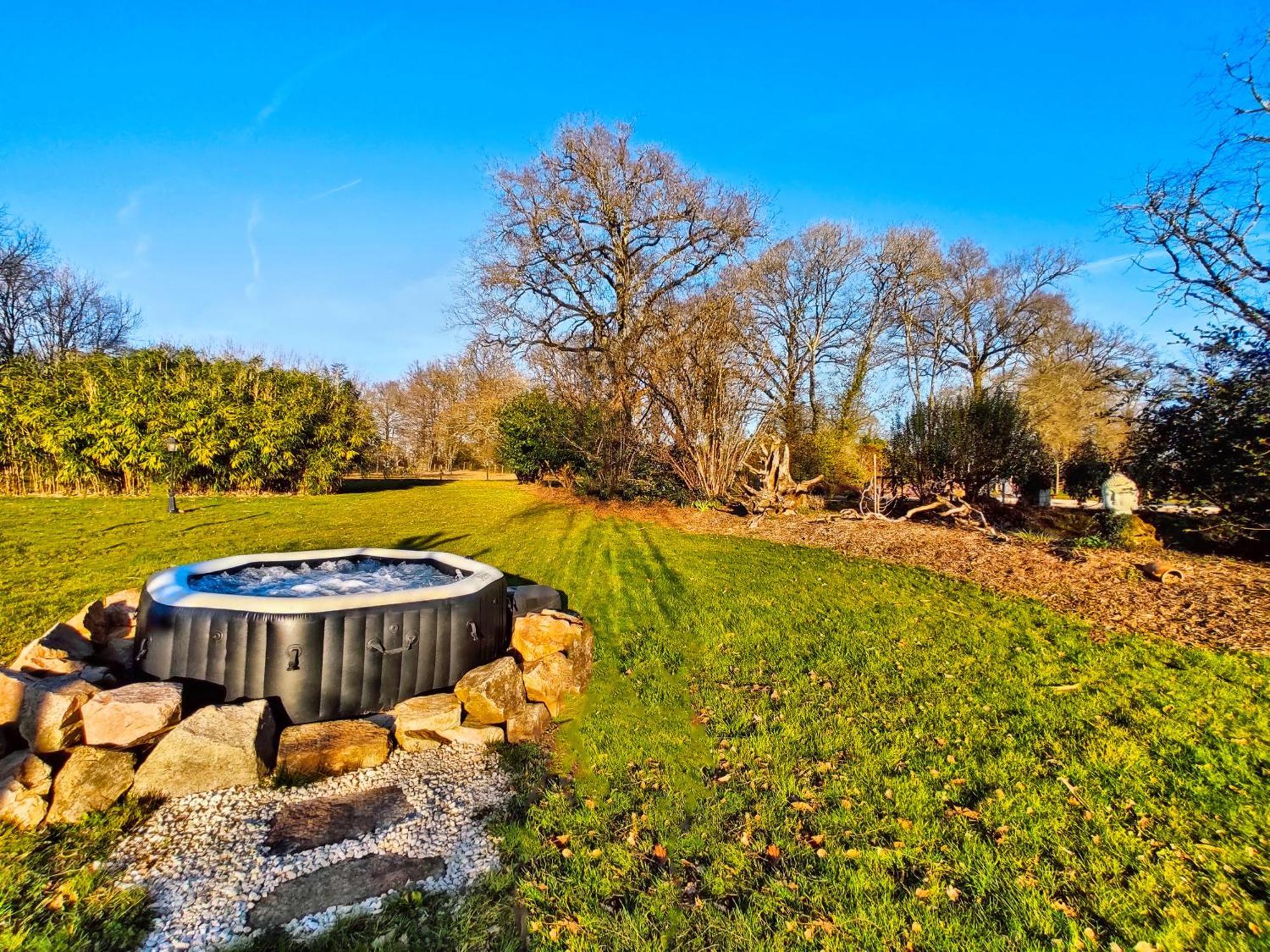 Villa Tagibao Avec Piscine Chauffee Et Spa Lesterps ภายนอก รูปภาพ