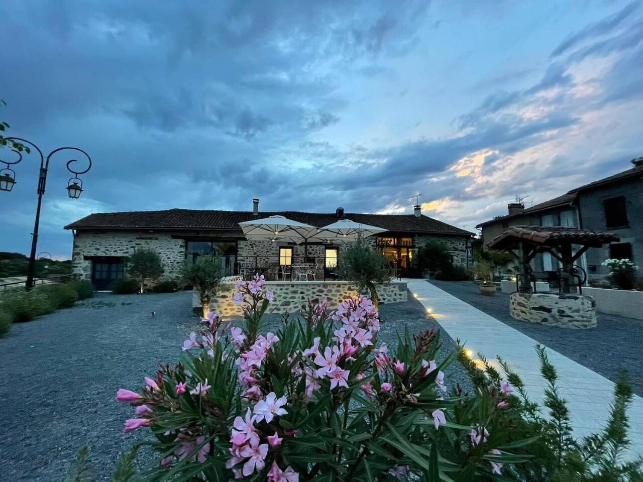Villa Tagibao Avec Piscine Chauffee Et Spa Lesterps ภายนอก รูปภาพ