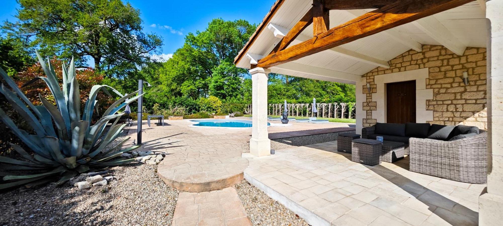 Villa Tagibao Avec Piscine Chauffee Et Spa Lesterps ภายนอก รูปภาพ