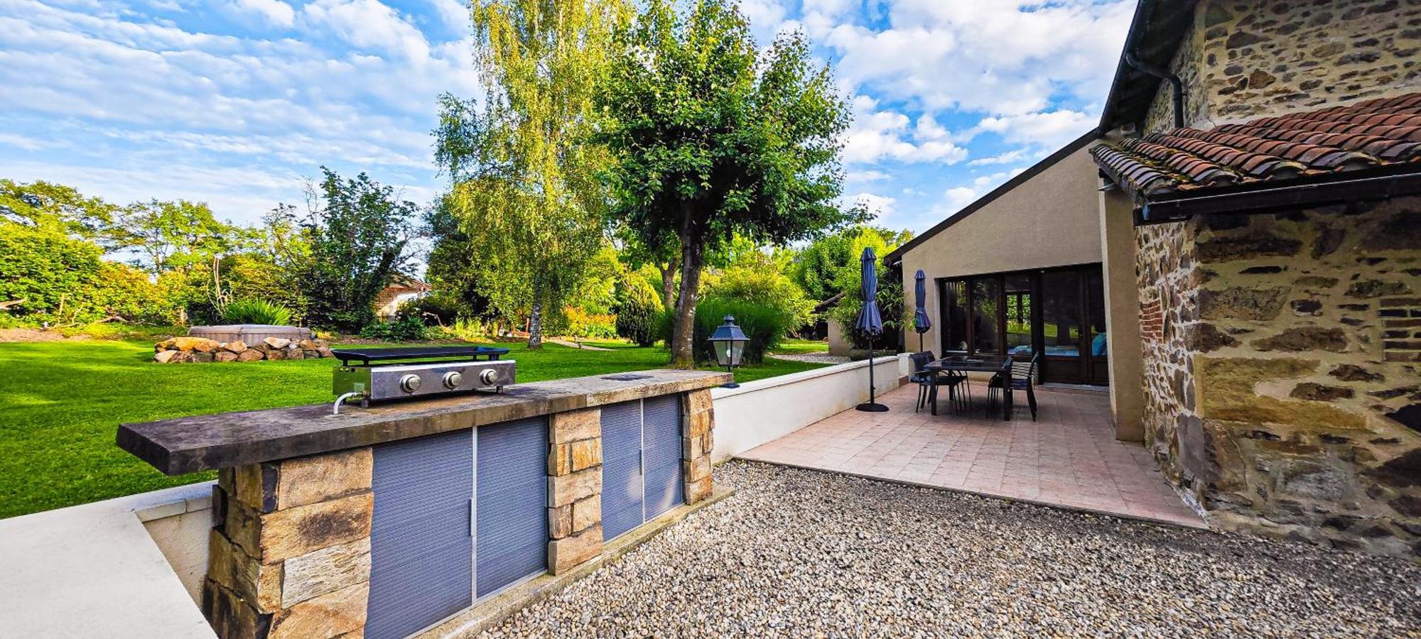 Villa Tagibao Avec Piscine Chauffee Et Spa Lesterps ภายนอก รูปภาพ