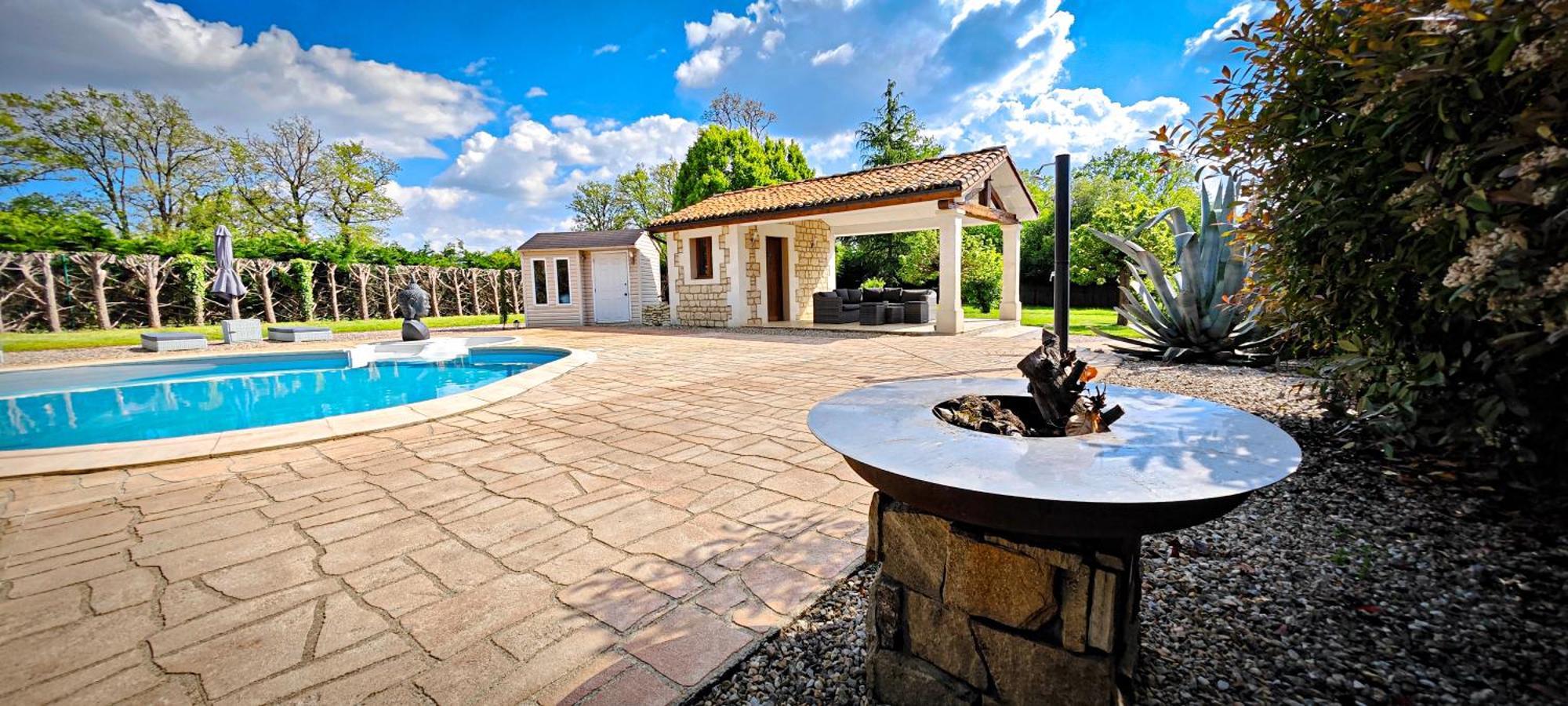 Villa Tagibao Avec Piscine Chauffee Et Spa Lesterps ภายนอก รูปภาพ